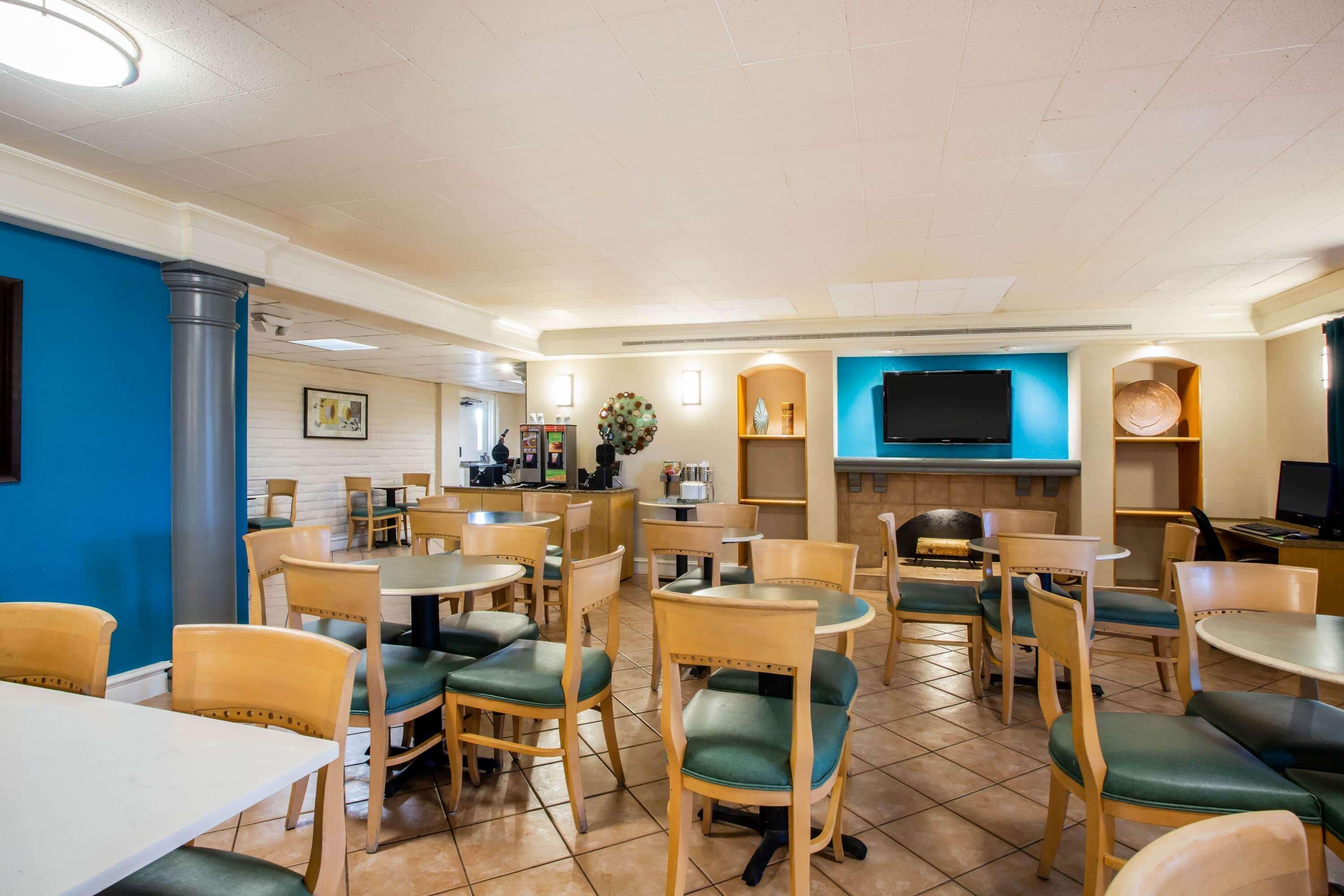 La Quinta Inn By Wyndham Norfolk Virginia Beach Exterior photo